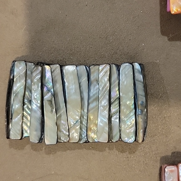 Pearl Shell Bracelets - Picture 3 of 4